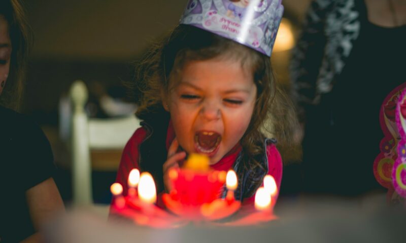 Enfant soufflant des bougies d'anniversaire à annecy