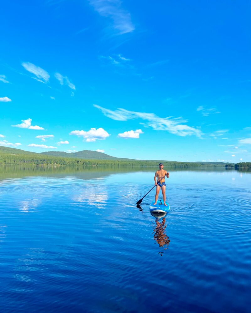 Anthony Verlaine torse nu sur un paddle