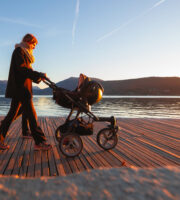 Annecy lac parent et poussette