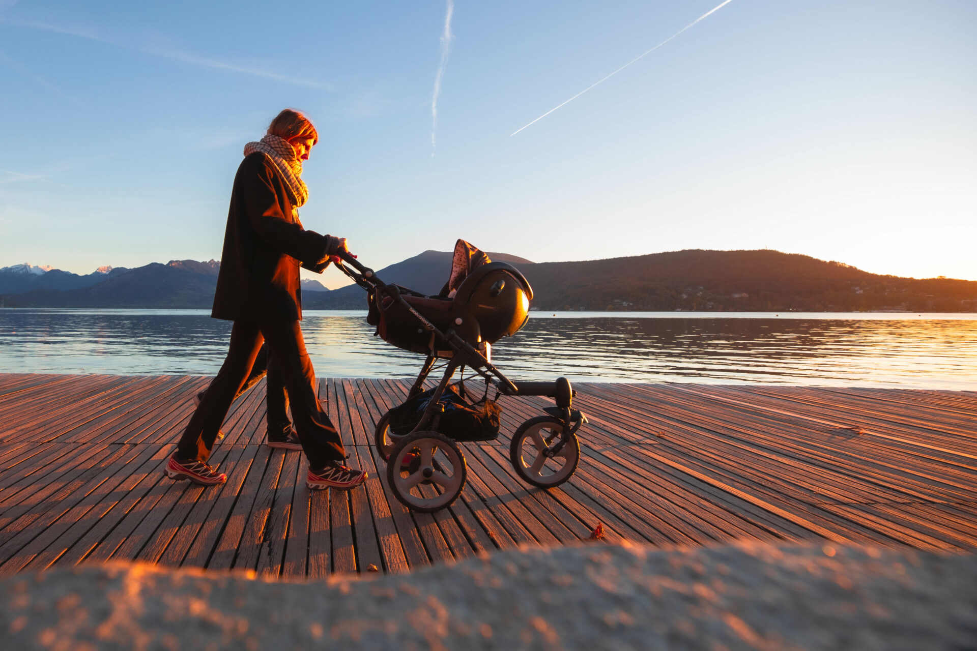 Annecy lac parent et poussette