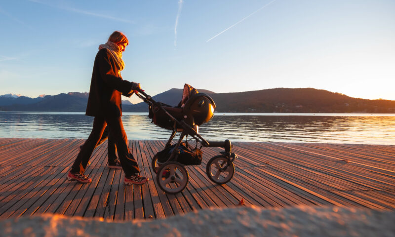 Annecy lac parent et poussette
