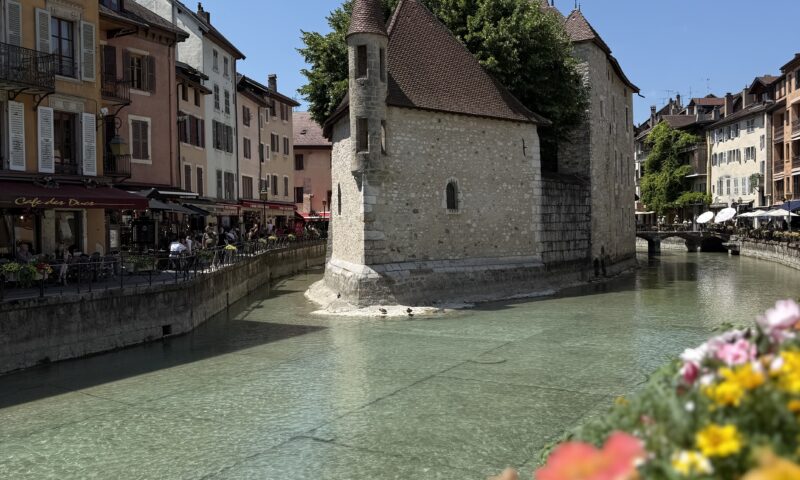 Palais de l'Isle à Annecy par beau temps