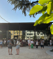 La foule devant les Halles Biltoki à Annecy
