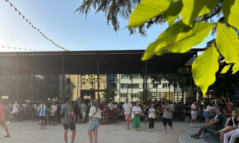 La foule devant les Halles Biltoki à Annecy