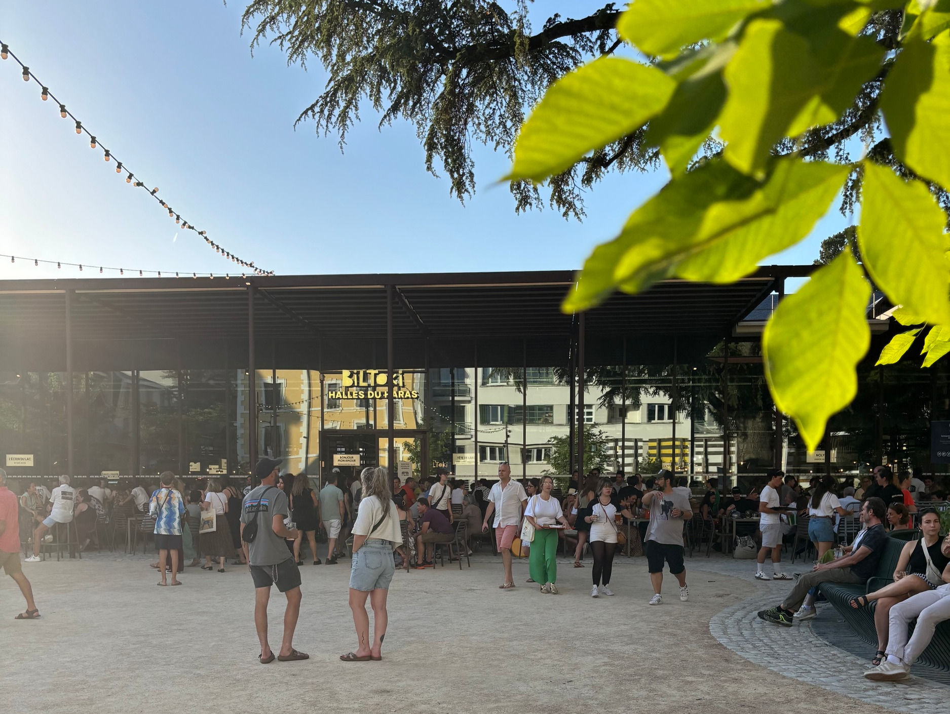 La foule devant les Halles Biltoki à Annecy