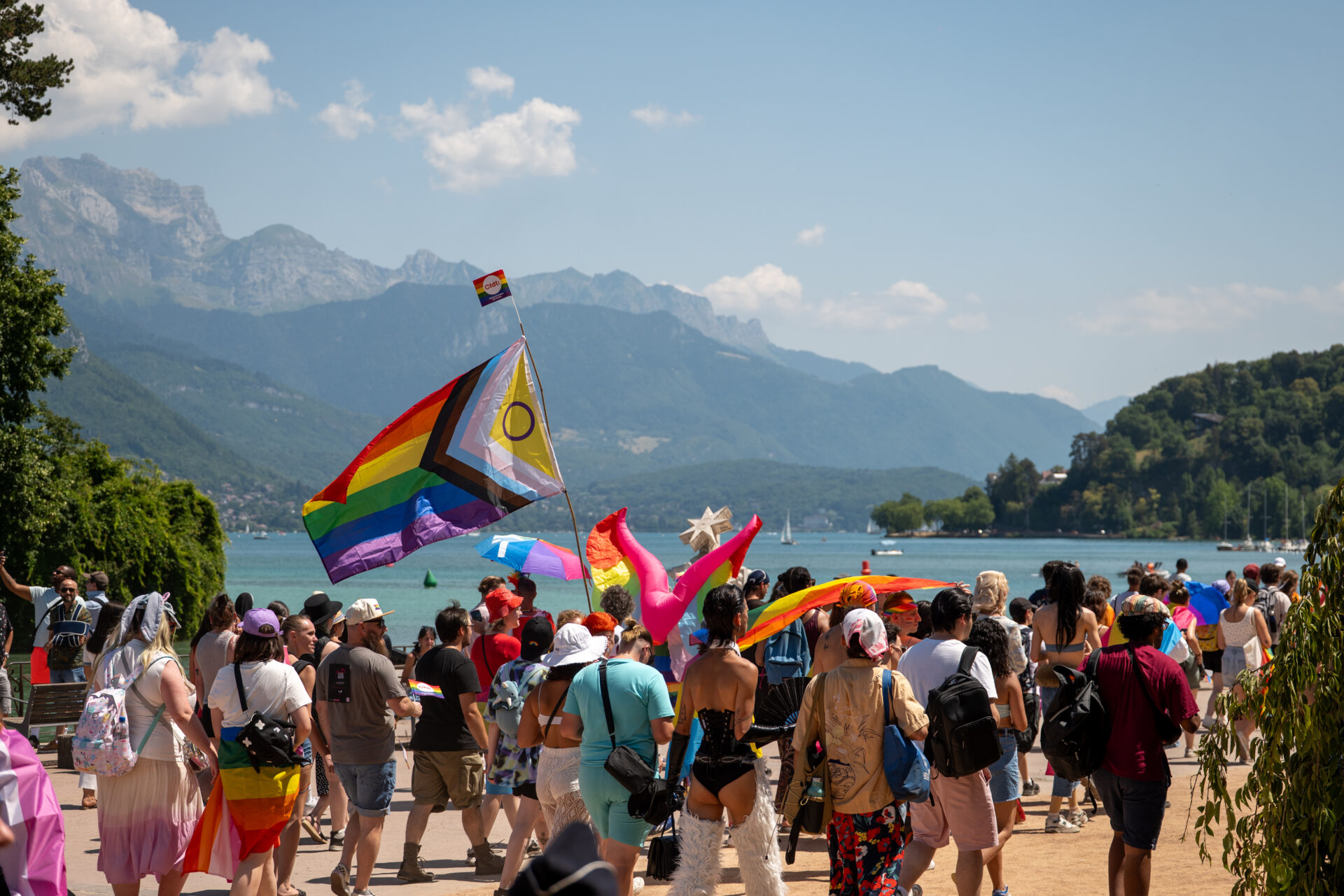 Marche des Fiertés d'Annecy 2025 face au lac