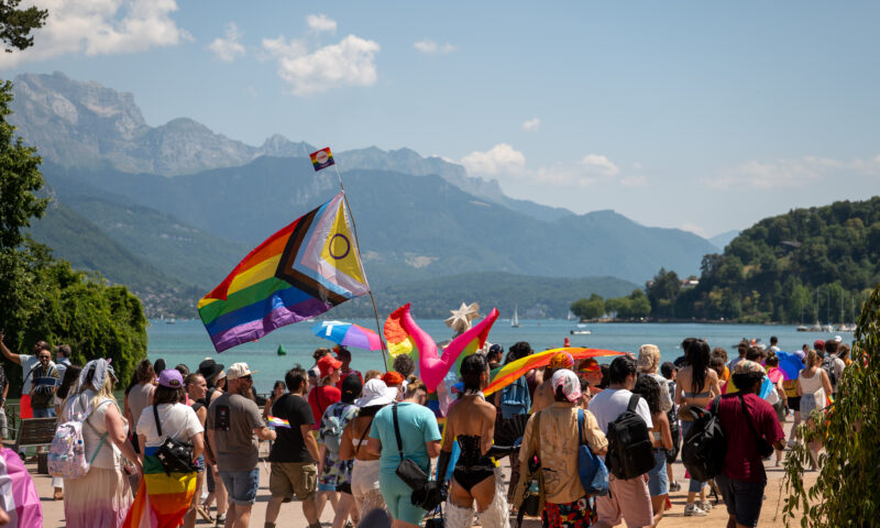 Marche des Fiertés d'Annecy 2025 face au lac