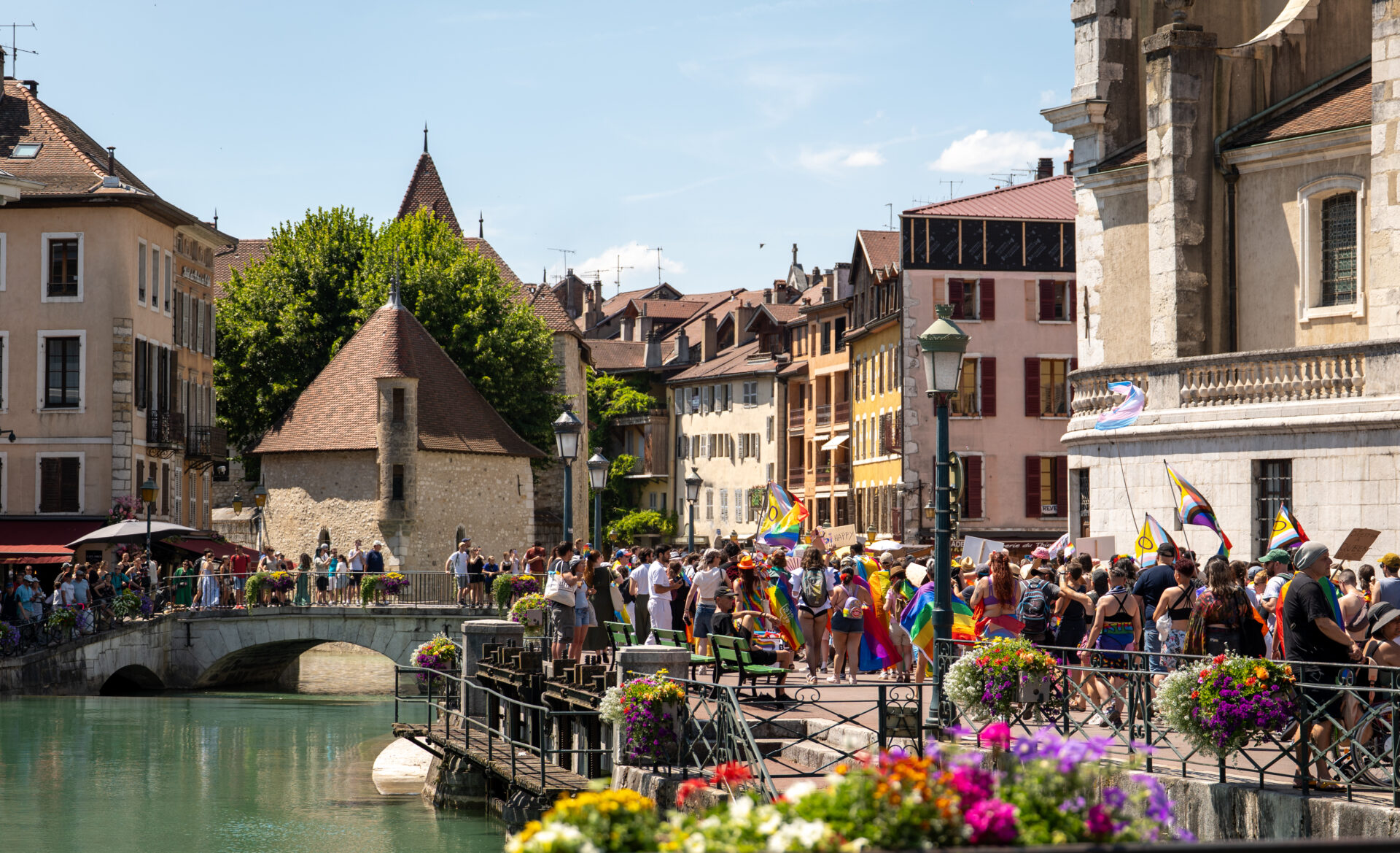Marche des Fiertés 2025 face au palais de l'isle
