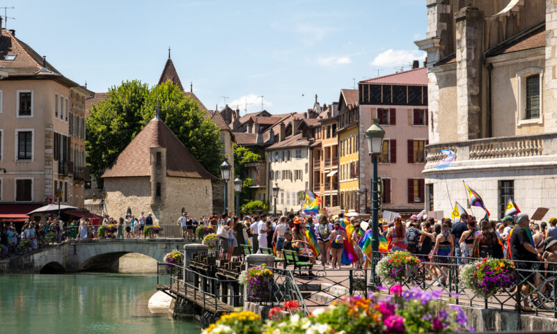 Marche des Fiertés 2025 face au palais de l'isle