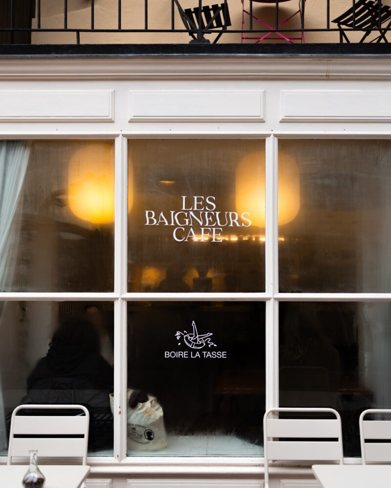 Devanture du coffee shop Les Baigneurs