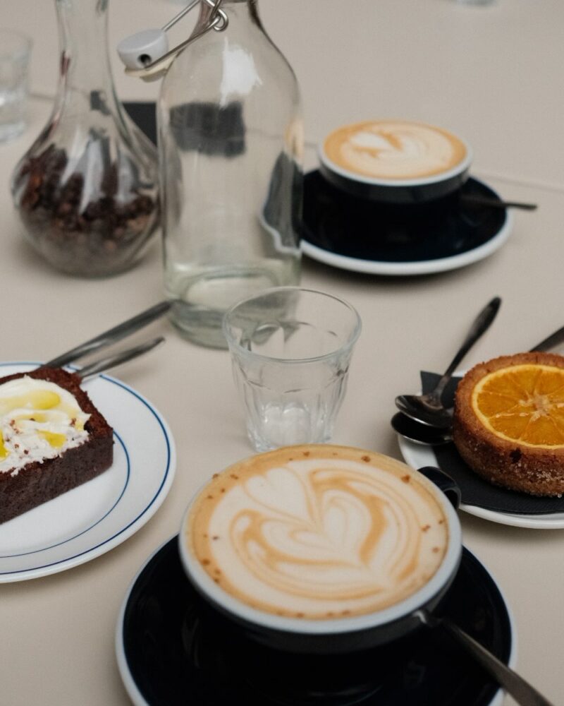 Café de spécialité et pâtisserie au coffee shop Les Baigneurs