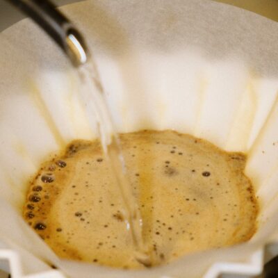 Filtrage artisanal de café chez Drip Coffee Shop à Annecy