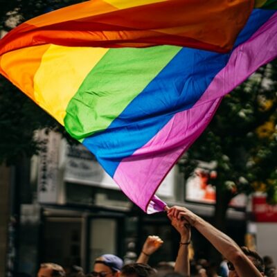 Drapeau arc en ciel pendant la marche des fiertés