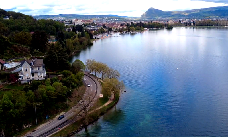 Route vers Sevrier avec vue sur le lac
