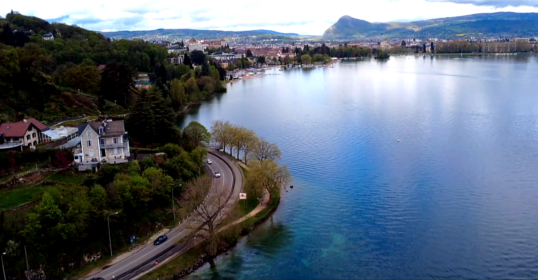 Route vers Sevrier avec vue sur le lac